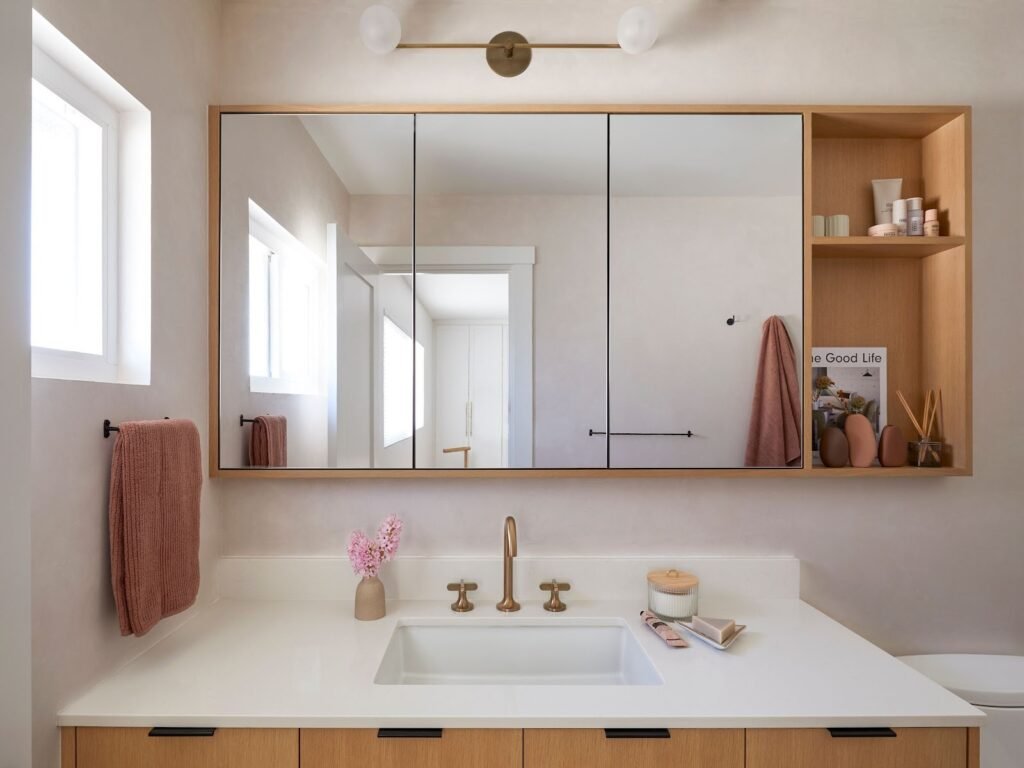 7 Benefits of Installing Custom Bathroom Mirrors in Modern Homes