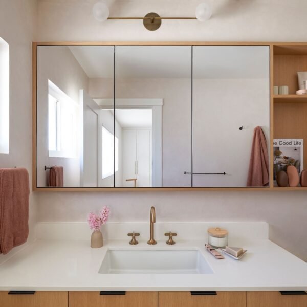 7 Benefits of Installing Custom Bathroom Mirrors in Modern Homes